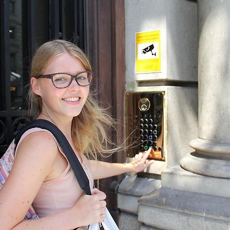 Alternative Creative Youth Hostel Barcelona People photo