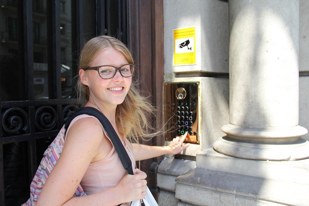 Alternative Creative Youth Hostel Barcelona People photo